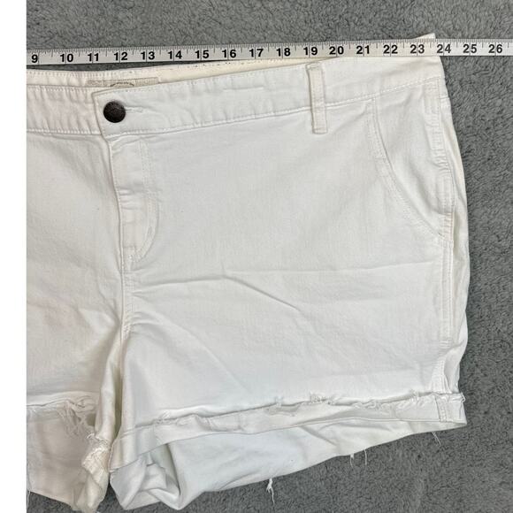 Torrid White Denim Cutoff Plus Size Boyfriend Shorts Fray Hem SZ 26 Coastal Chic - Picture 3 of 9
